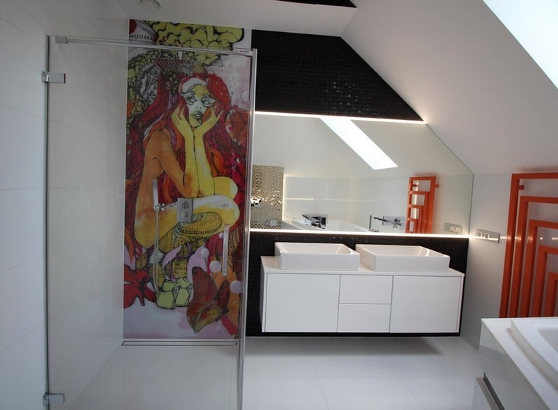 salle-bain-noir-blanc-mosaique-meuble-suspendu-art-mural