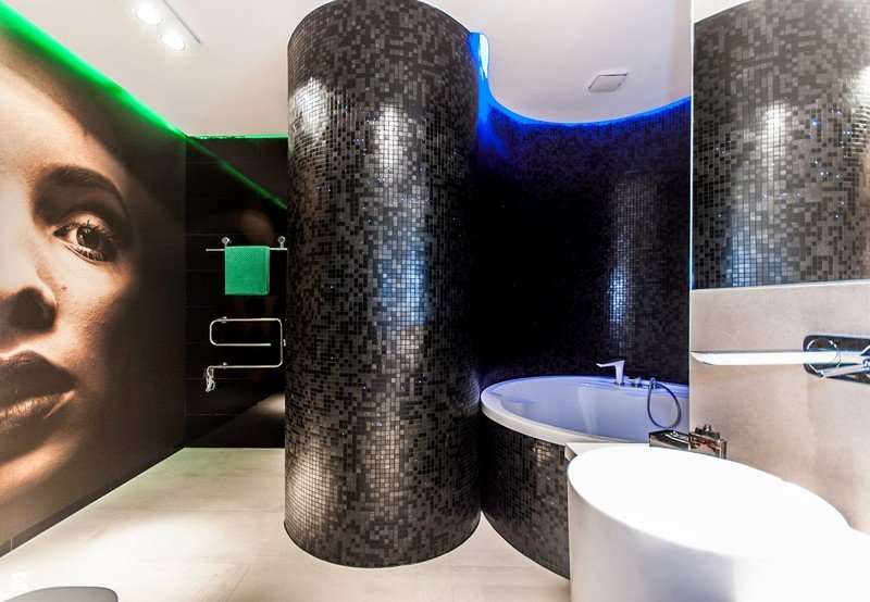 salle-bain-noir-blanc-mosaique-murale-papier-peint-corniche-LED