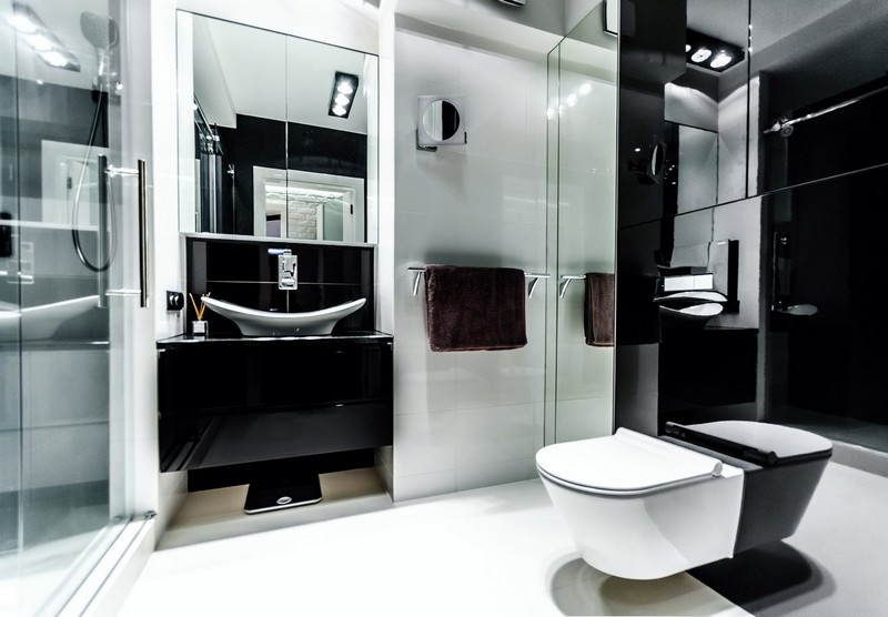 salle de bain noir et blanc surfaces brillantes wc suspendu