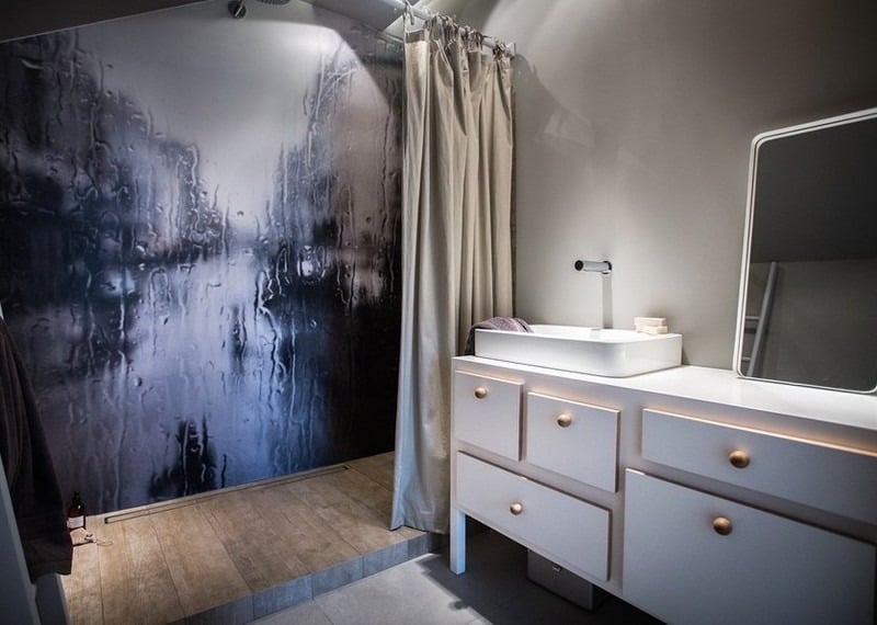 salle-bain-noir-blanc-taupe-papier-peint-mural-verre-pluie