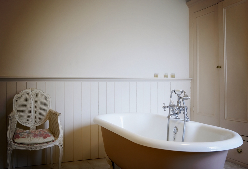 salle-bain-rétro-baignoire-ancienne-lambris-mural-blanc-mi-hauteur-chaise