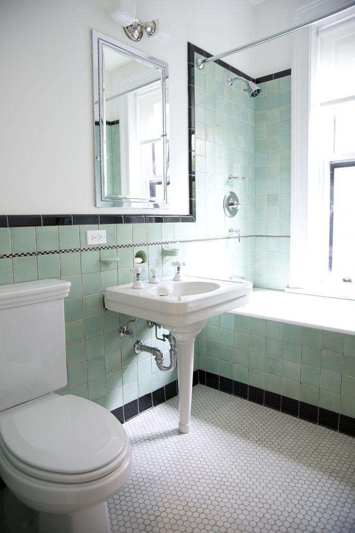 salle-bain-rétro-blanc-turquoise-sol-mosaique-octogonale