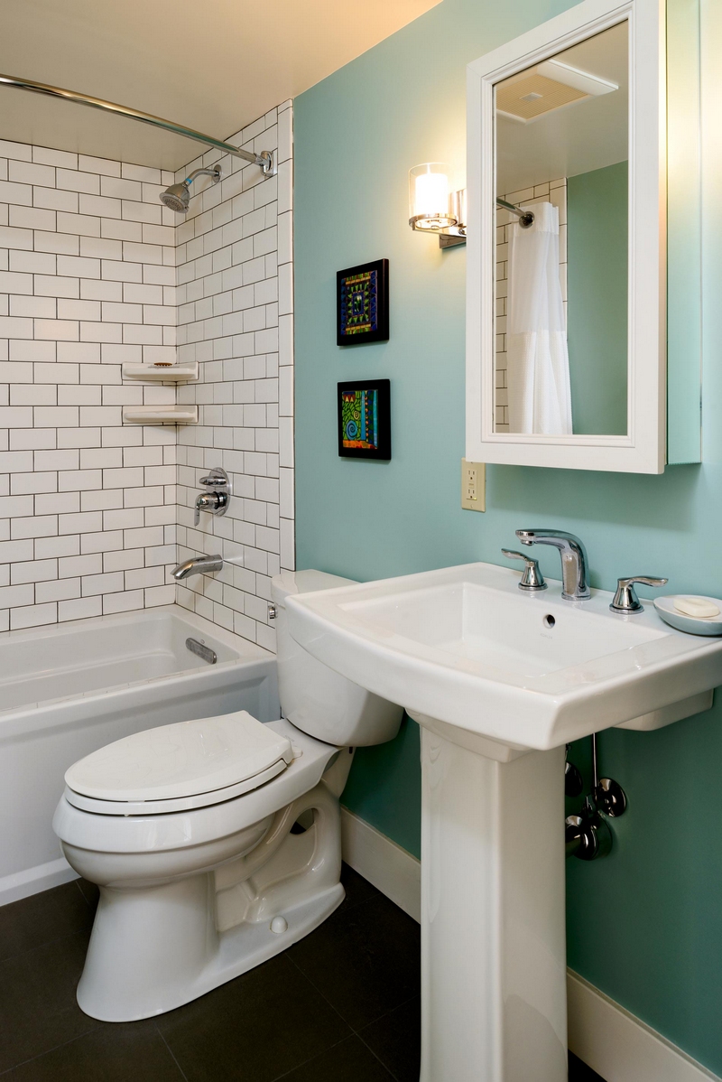 salle-bain-rétro-blanche-turquoise-lavabo-colonne-carreaux-vintage
