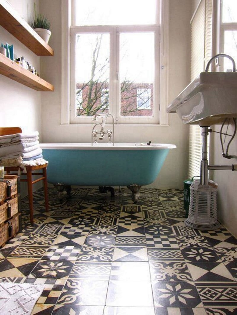 salle-bain-rétro-carreaux-ciment-noir-blanc-baignoire-pieds-bleue