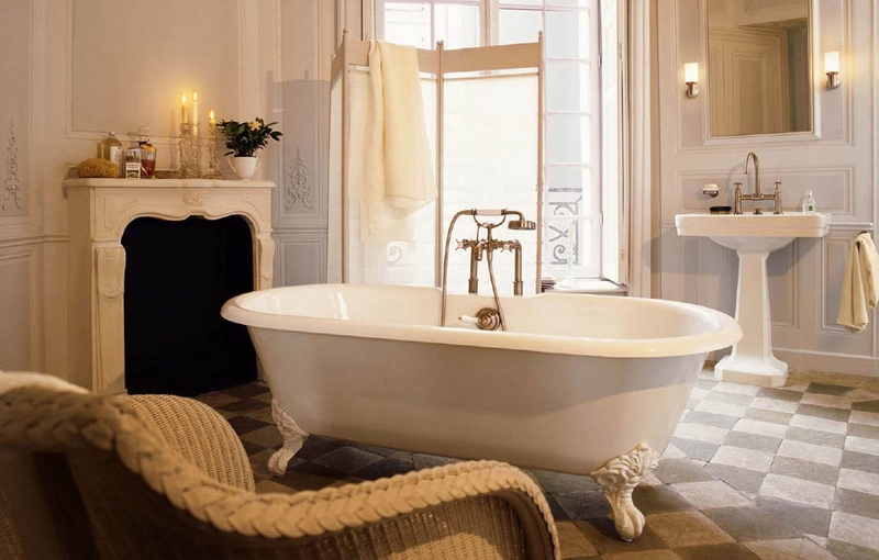 salle-bain-rétro-carreaux-pierre-grise-robinetterie-vintage-finition-laiton