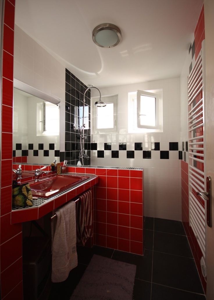 salle-bain-rétro-carrelage-blanc-noir-rouge-douche