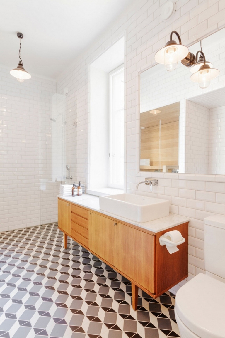 salle-bain-rétro-carrelage-effet-3D-cubes-murs-carreaux-métro-meuble-vintage