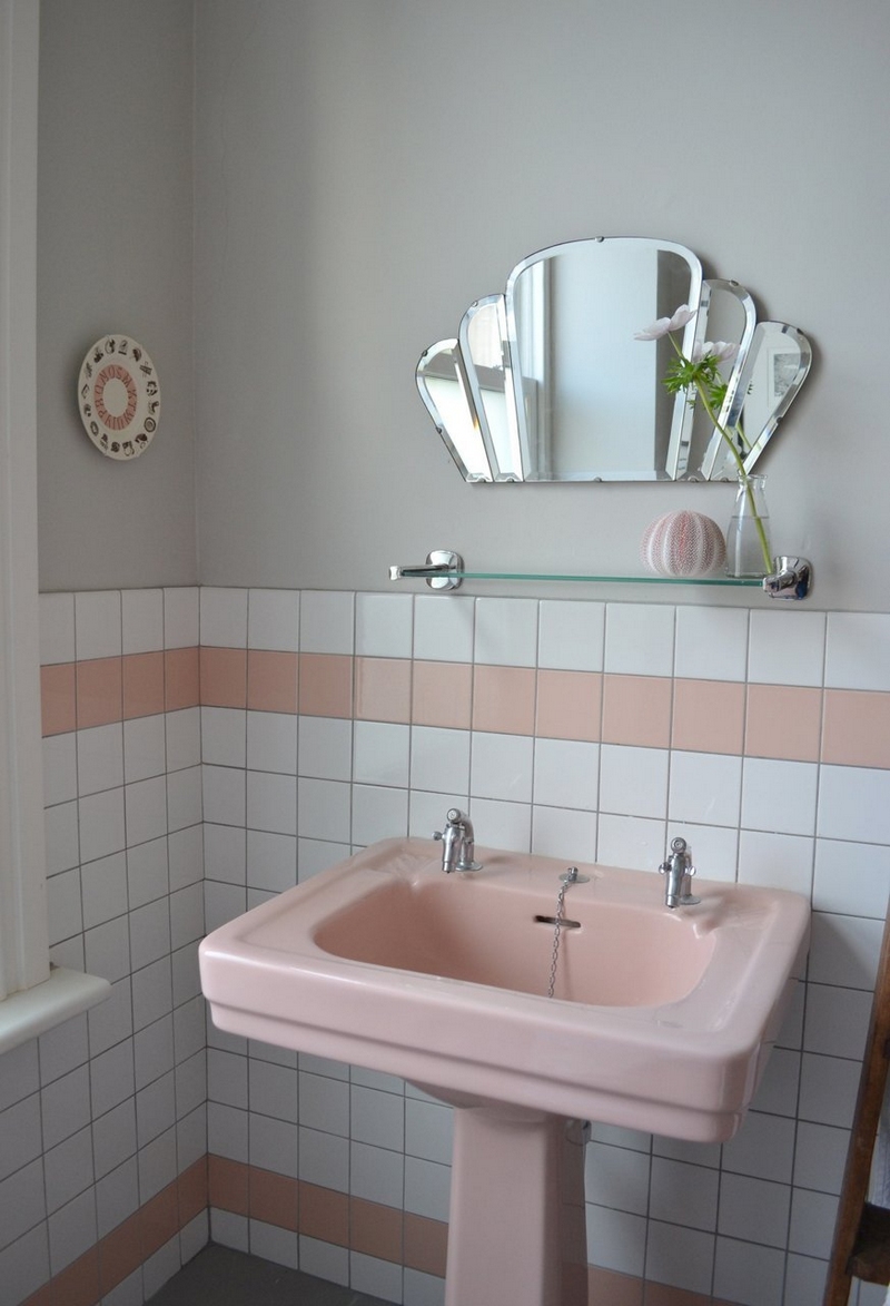 salle-bain-rétro-carrelage-mural-lavabo-miroir-éventail-vintage