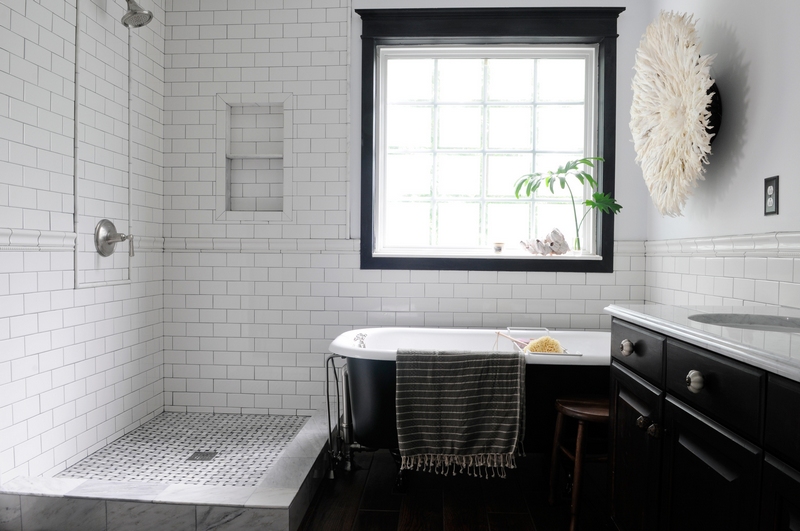 salle-bain-rétro-carrelage-mural-métro-blanc-décoration-noir-blanc