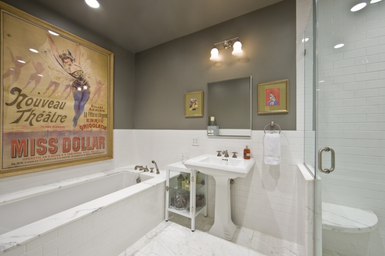 salle-bain-rétro-carrelage-métro-blanc-marbre-décorée-posters-encadrés