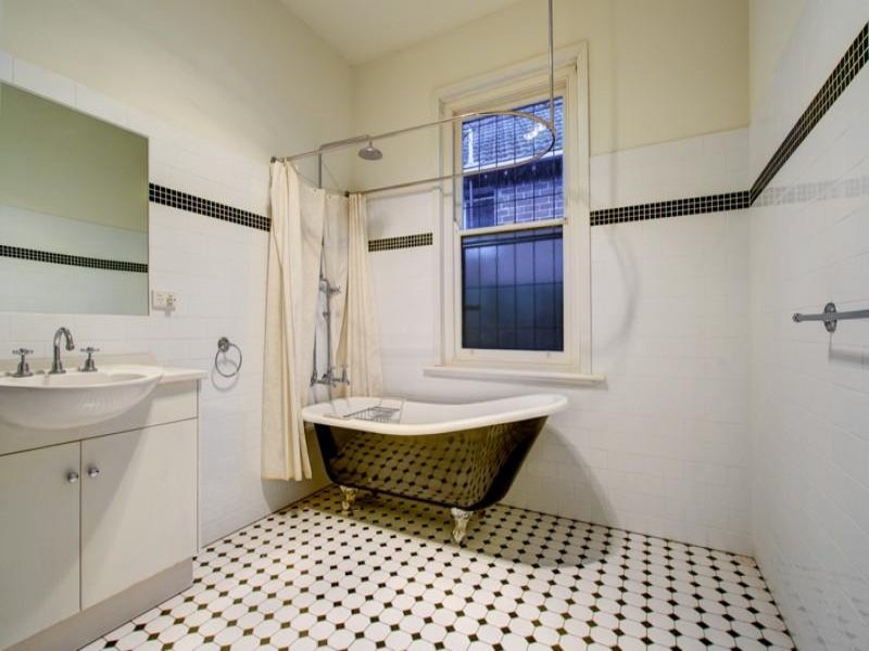 salle-bain-rétro-carrelage-sanitaire-noir-blanc-années-50