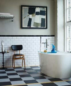 salle-bain-rétro-carrelage-sol-damier-murs-métro-baignoire-ilot-ovale