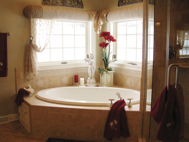 salle-bain-rétro-carrelage-travertin-baignoire-ovale-luxe-rideaux