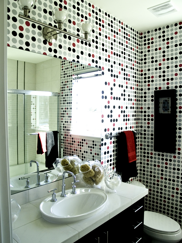 salle de bain rétro décoration murale-pois-noirs-gris-rouges
