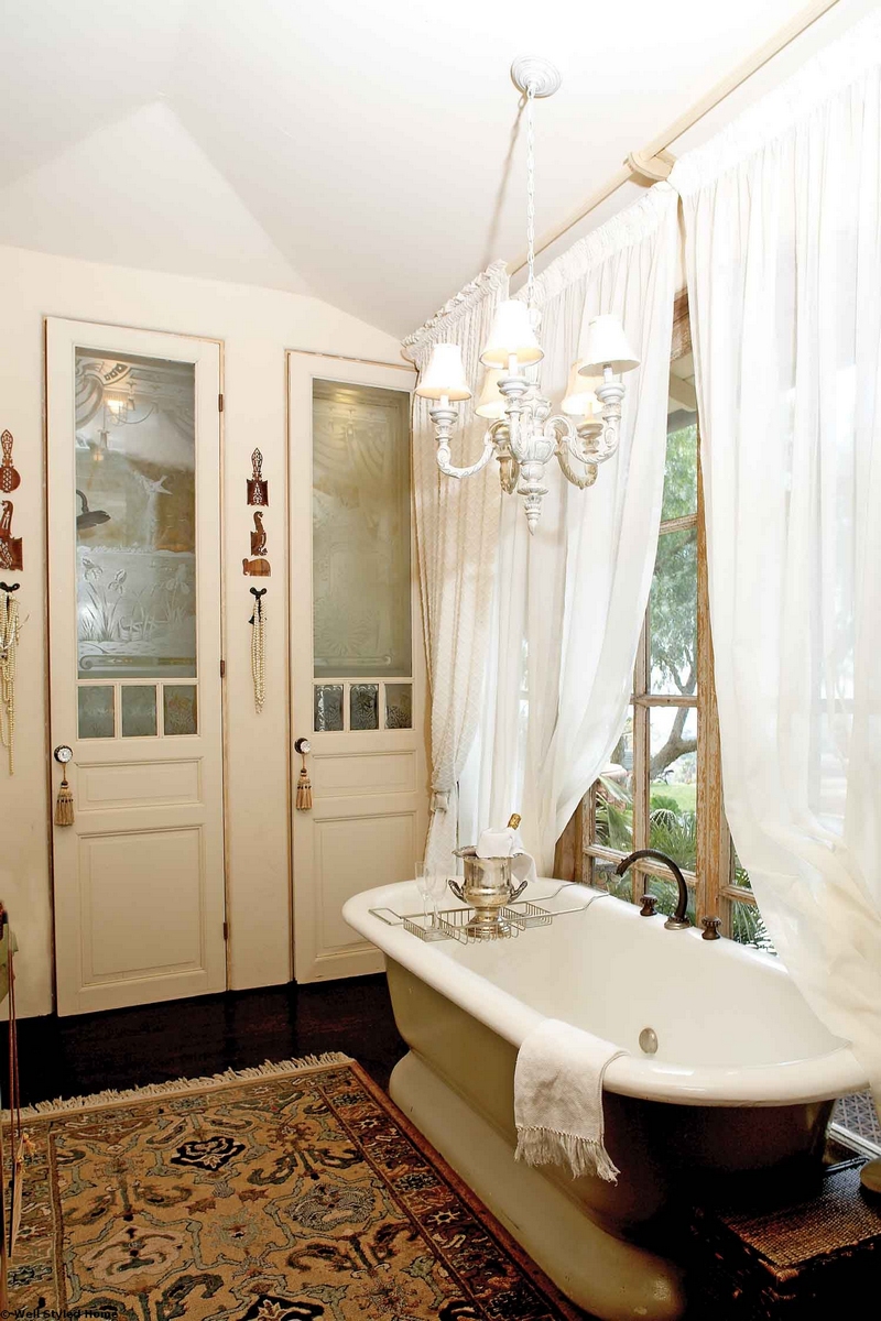 salle-bain-rétro-kilim-exotique-baingoire-blanche-noire-lustre-ancien