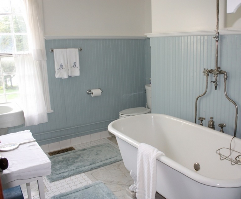 salle-bain-rétro-lambris-mi-hauteur-baignoire-pieds