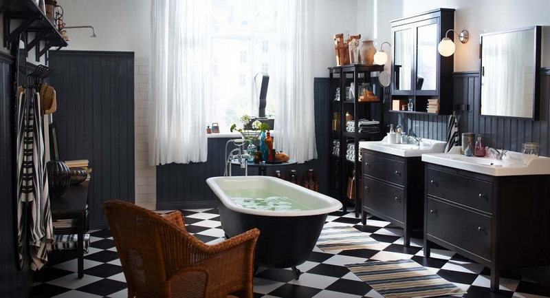 salle-bain-rétro-meubles-noirs-carrelage-damier-baignoire-vintage