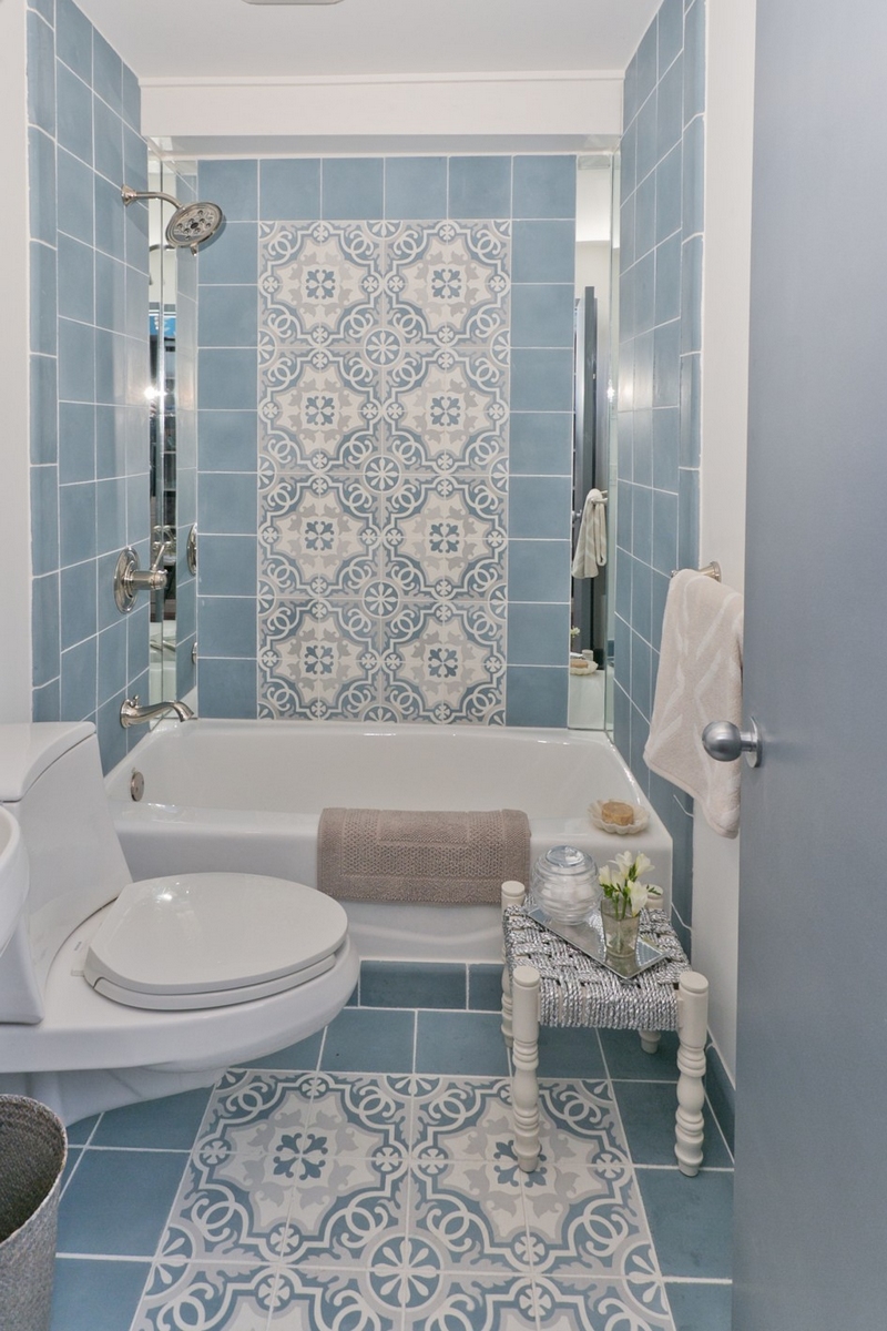 salle-bain-rétro-murs-sol-carreaux-ciment-bleu-blanc