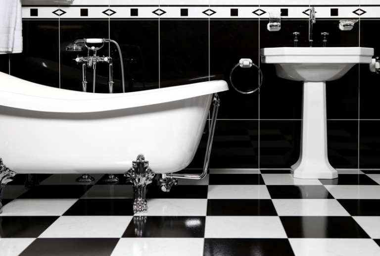 salle de bain rétro noire et blanche baignoire pieds sol damier