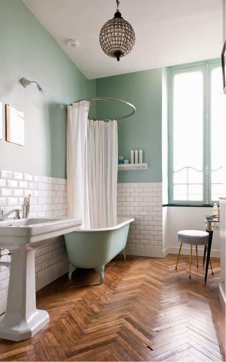 salle-bain-rétro-parquet-chevrons-baignoire-pieds-vert-eau-rideau