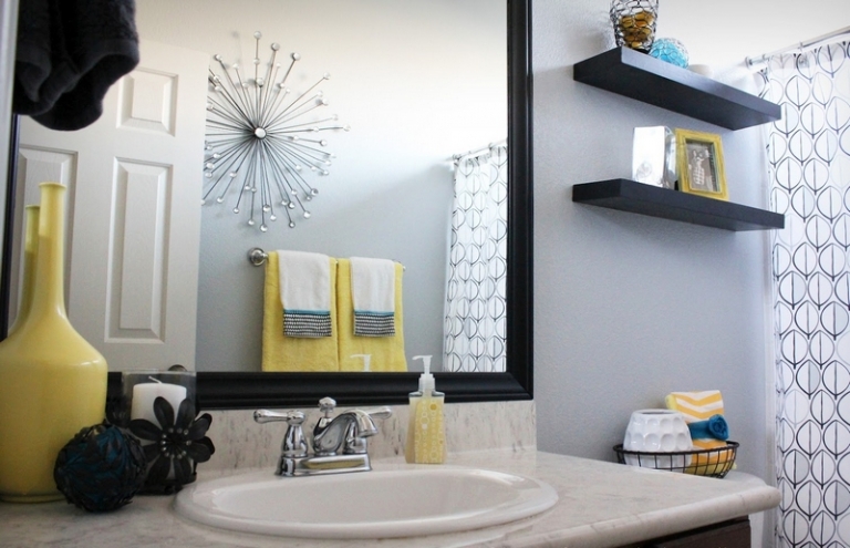 salle-bain-rétro-peinture-murale-grise-accessoires-jaunes