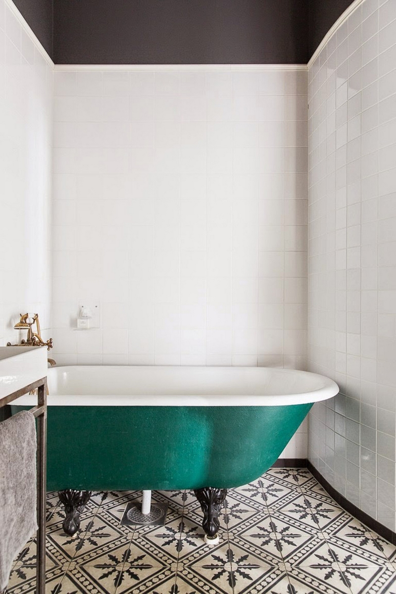 salle de bain rétro sol carreaux de ciment baignoire pieds-vert-pétrole
