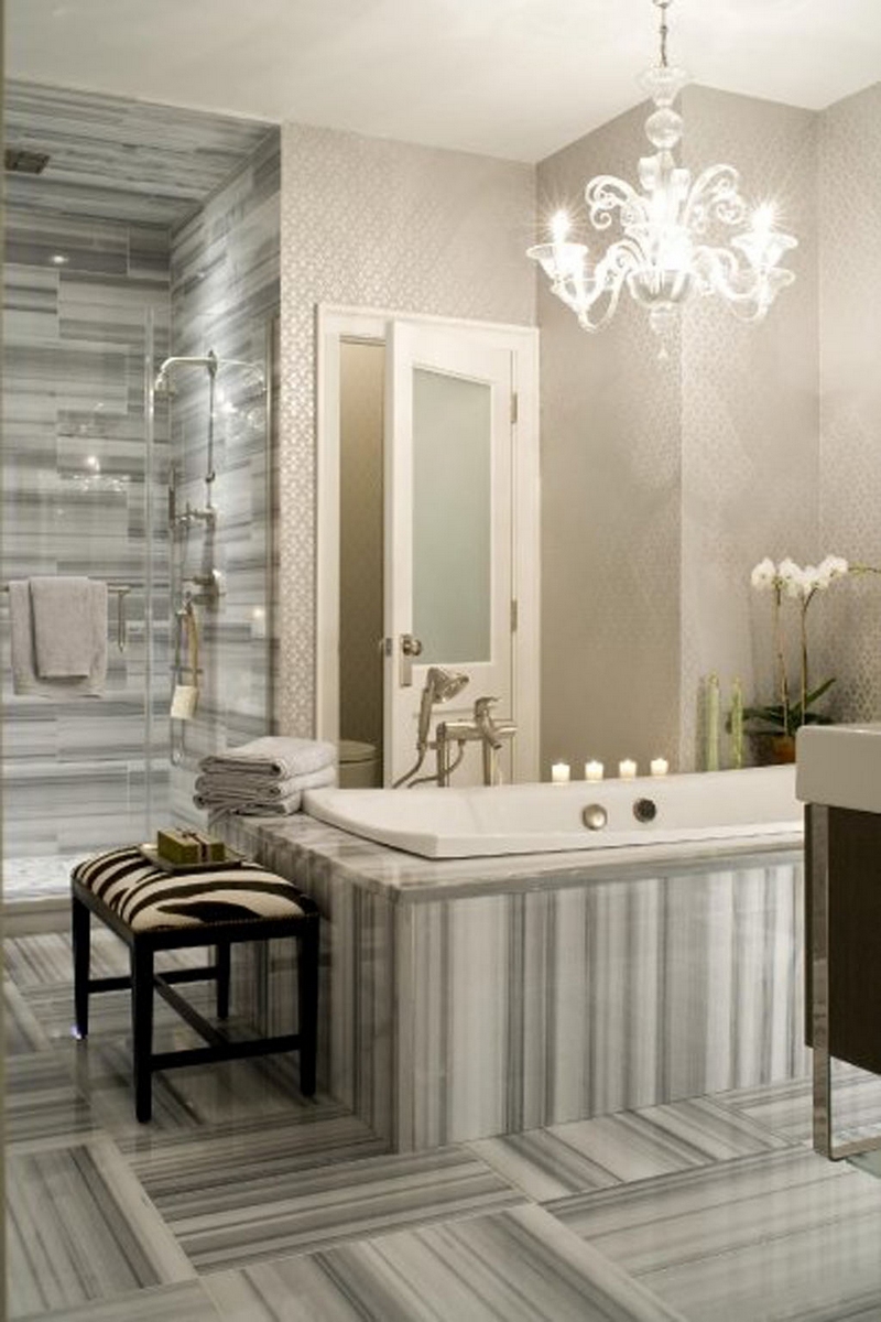 salle-bain-rétro-sol-murs-pierre-grise-rayures-lustre-baignoire