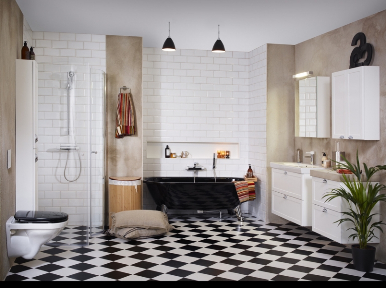 salle de bain noir et blanc -carrelage-métro-blanc-carreaux-noir-blanc-baignoire-noire