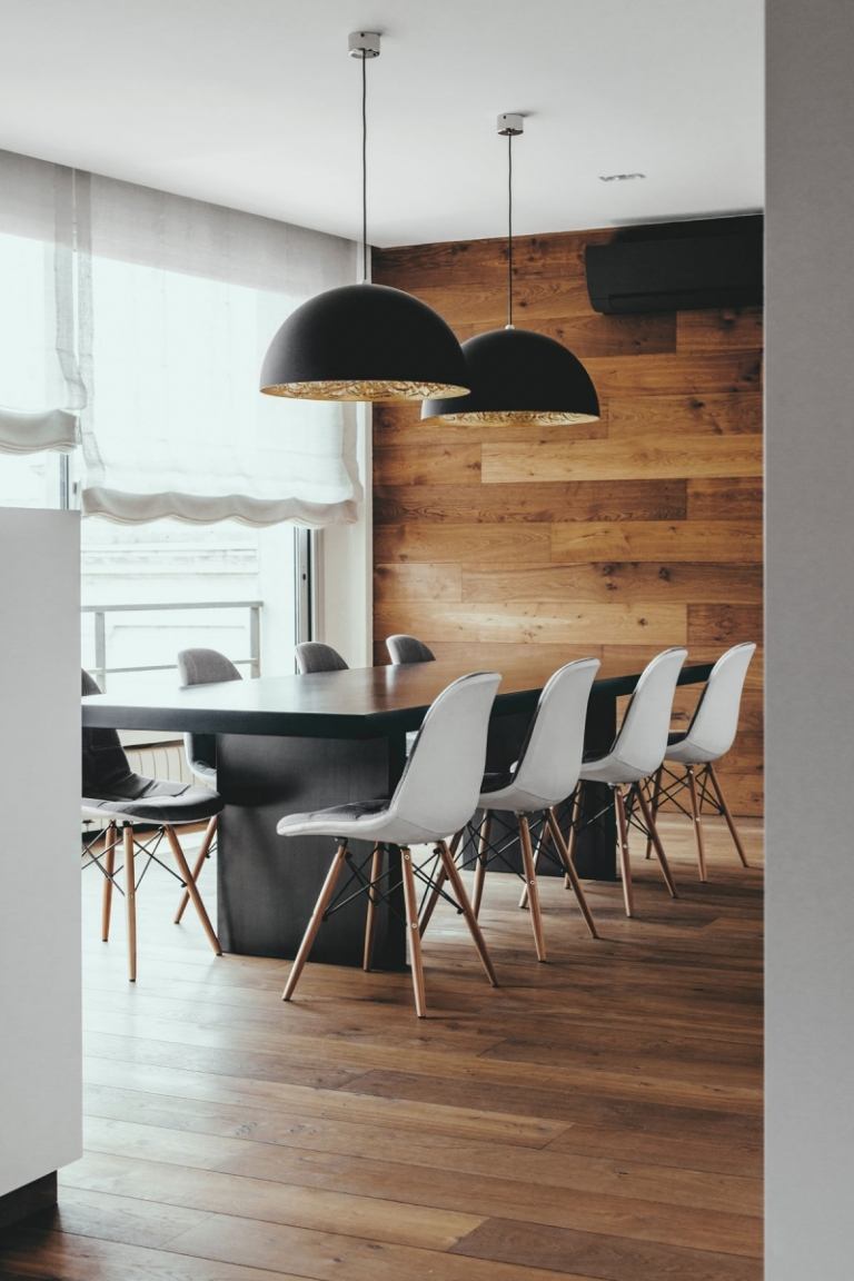 salle-manger-table-bois-brun-chaises-eames-blanches 