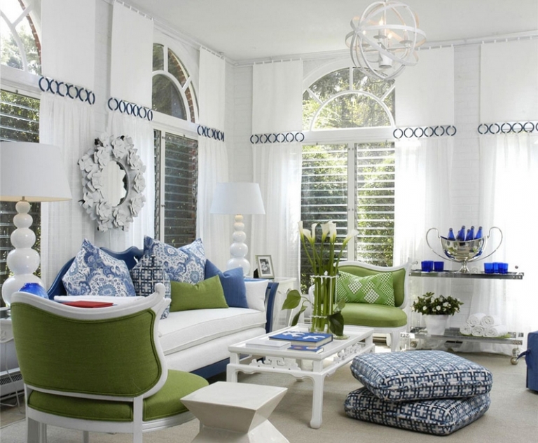 salon-blanc-décoré-fauteuils-verts-coussins-motifs-bleus