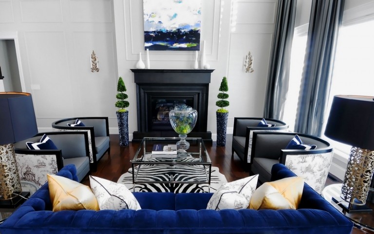 salon-blanc-noir-décoré-canapé-abat-jour-tableau-bleu-roi