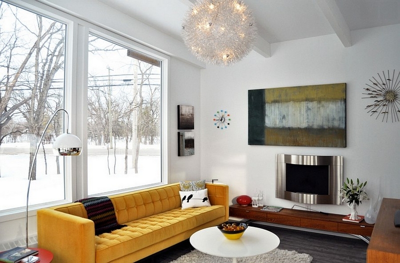 salon-blanc-noir-décoré-canapé-jaune-luminaires-design