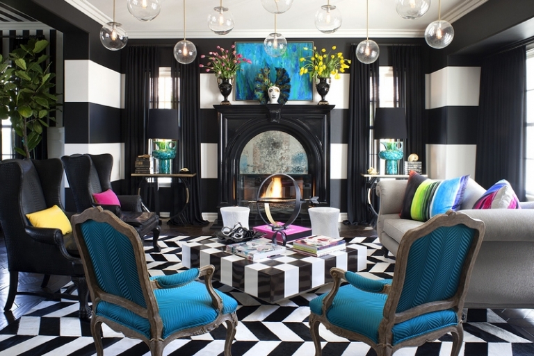 salon-blanc-noir-fascinant-décoré-fauteuils-bleus-coussins-colorés