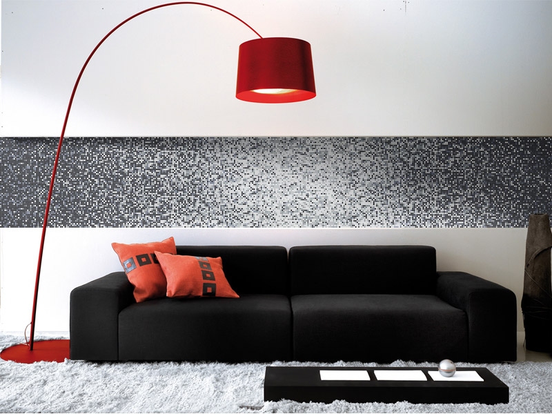 salon blanc et noir tapis shaggy gris lampadaire rouge mosaique