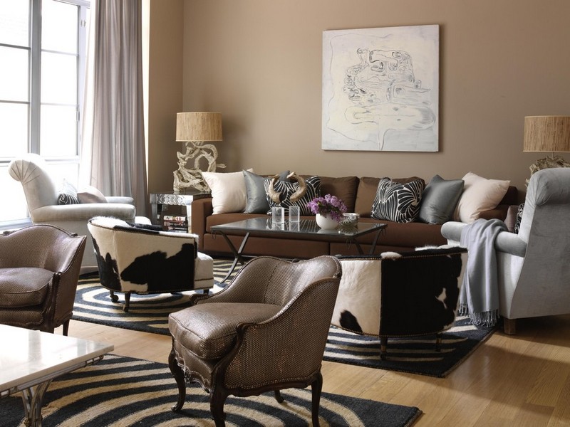 salon-marron-beige-mobilier-neo-classique-marron-tapis-motifs-spirales