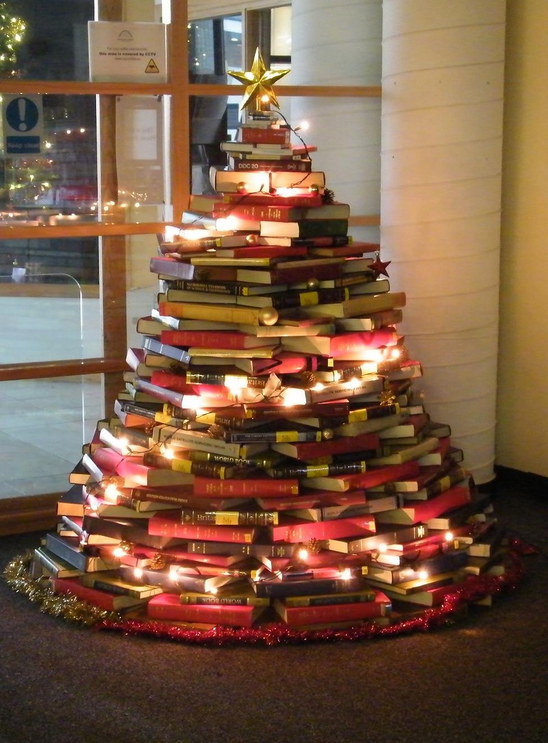 sapin-Noel-original-livres-empilés-guirlande-lumineuse