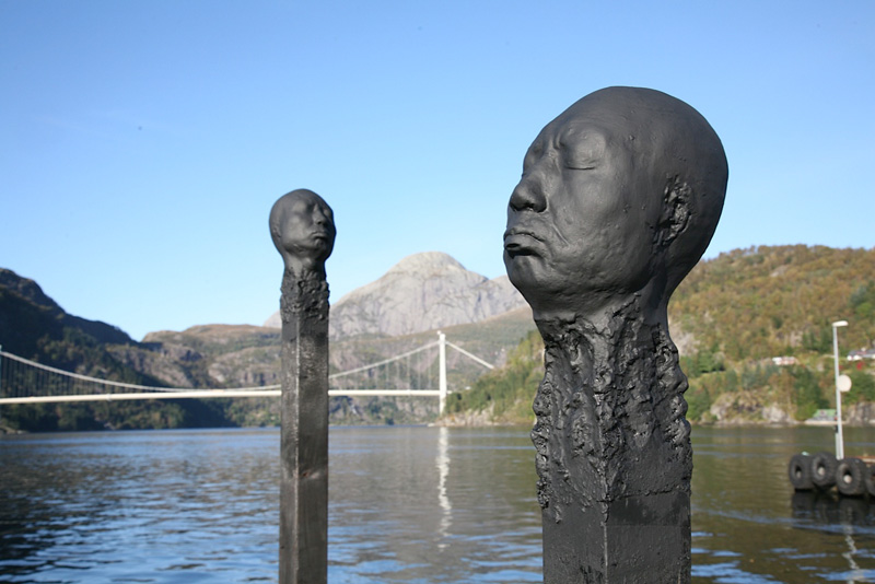 sculptures-modernes-bois-brulees-noircies-visages-humains-sculptes