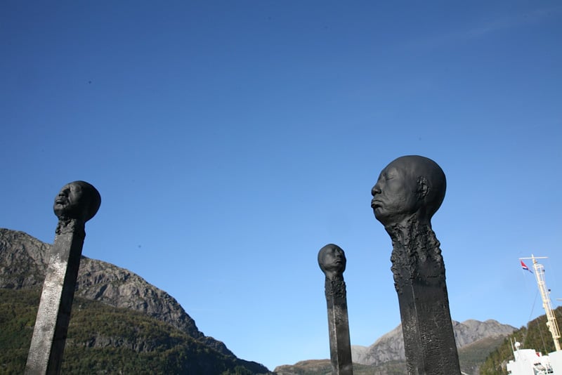sculptures-modernes-bois-vue-pres-visages-hommes-noircis sculptures modernes