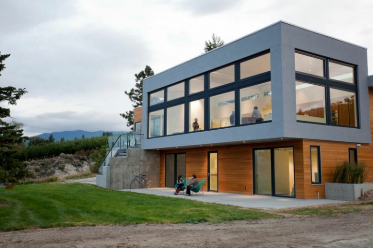 sol-béton-ciré-façade-grise-étage-porte-à-faux-maison-Canada