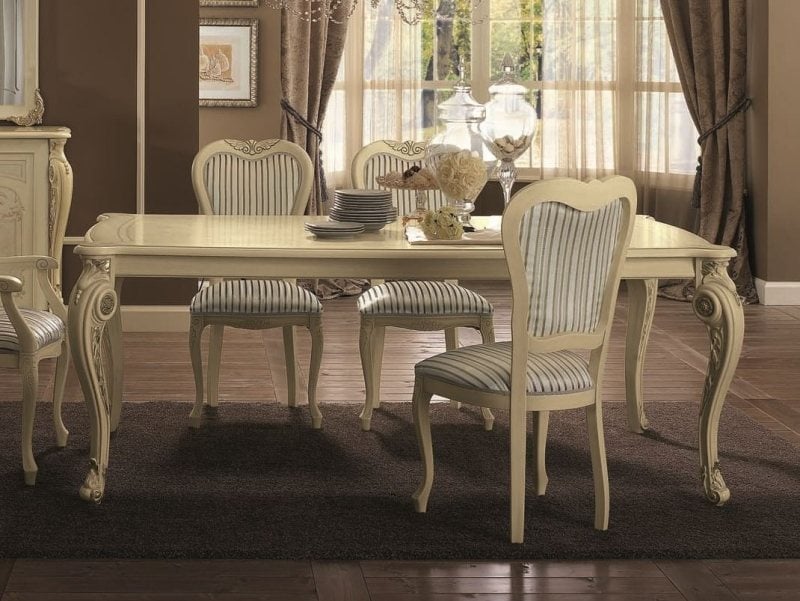 style-Louis-XV-table-manger-blanc-cassé-chaises-tapissées-rayés
