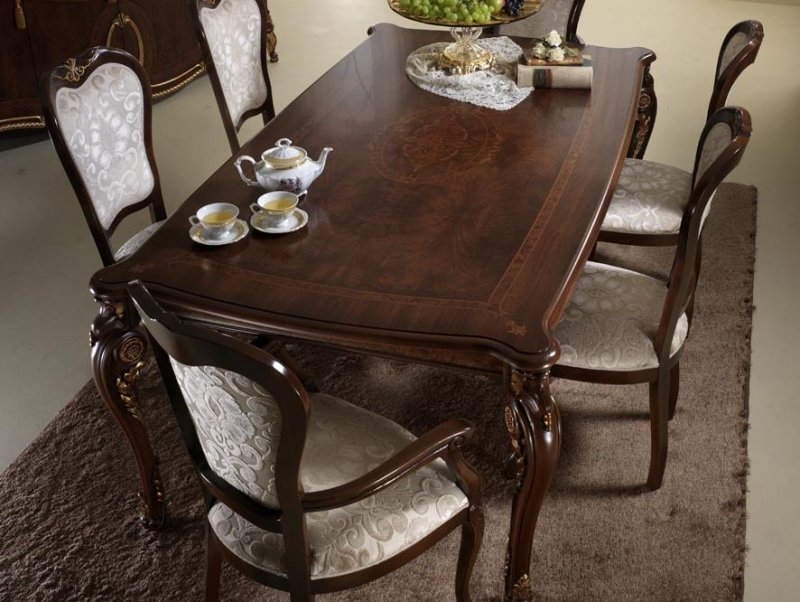 style-Louis-XV-table-manger-épicéa-massif-frises-florales-pieds-cambrés