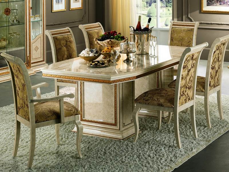 style-Louis-XV-table-mangé-laqué-crème-orenementation-chaises-assorties
