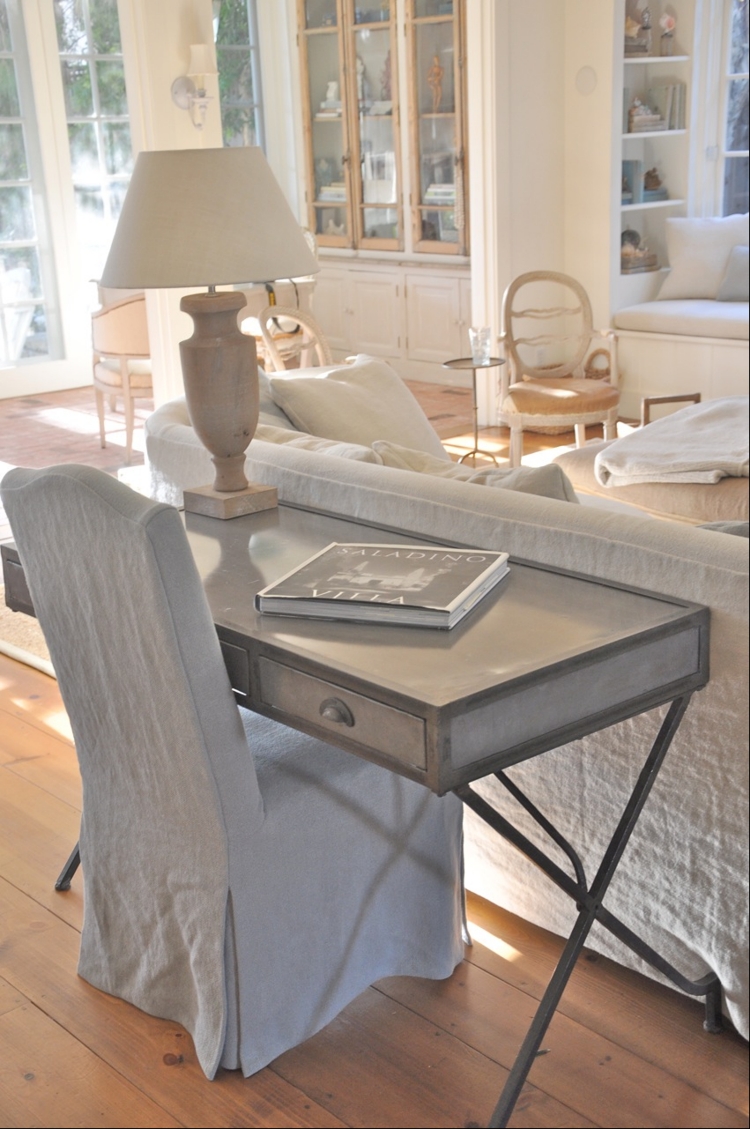 table-console-grise-avec-tiroirs-adossée-canapé-housse-blanche