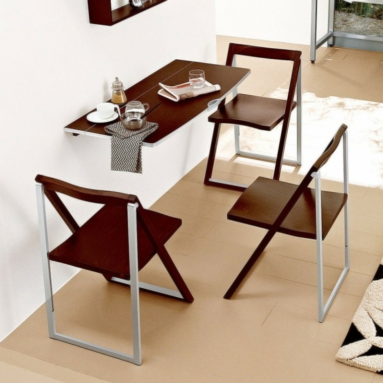 table murale rabattable blanc-marron-foncé-chaises-assorties