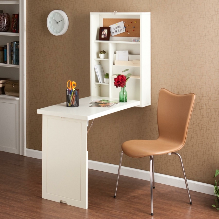 table-murale-rabattable-blanc-étagères-assorties-chaise-cuir-marron-clair