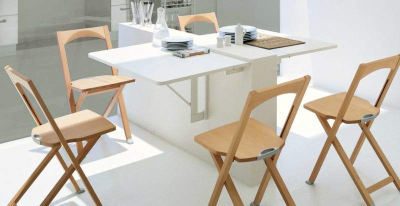 table-murale-rabattable-blanche-contreplaqué-chaises-bois-clair