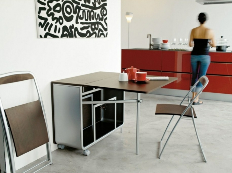 table-murale-rabattable-métallique-chaises-assorties