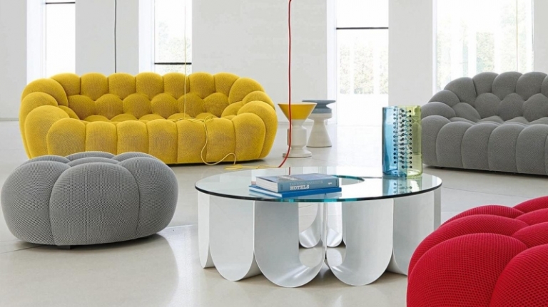 table-salon-design-forme-ronde-verre-métal-assortie-canapés