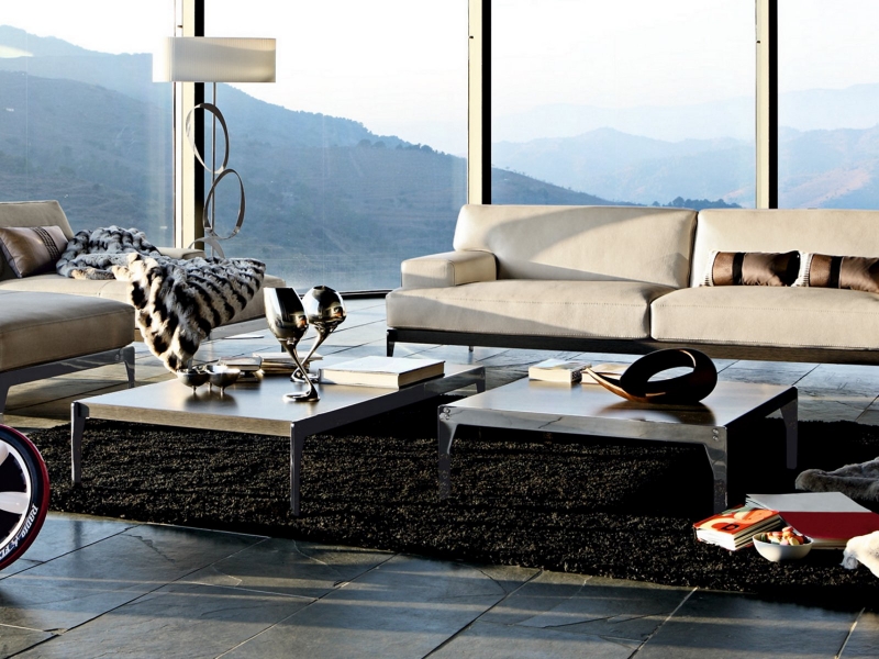 table-salon-design-métallique-tapis-shaggy-noir-moderne