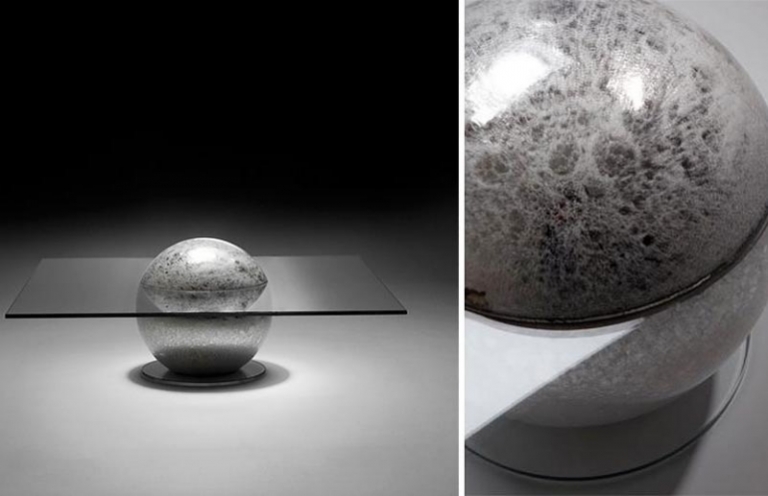 table-salon-design-original-plateau-verre-pied-central-sphère